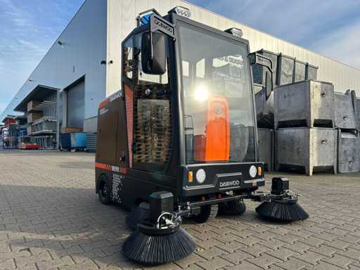 Daewoo DAS100 – neuer elektrischer Straßenkehrer mit 0 Betriebsstunden